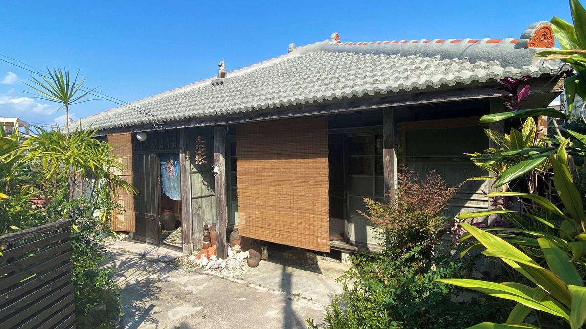 Yakena House | An inn where you can experience a traditional Okinawan wooden minka. Enjoy the comfort and healing space! （The owner will welcome guests at the parking lot upon check-in.