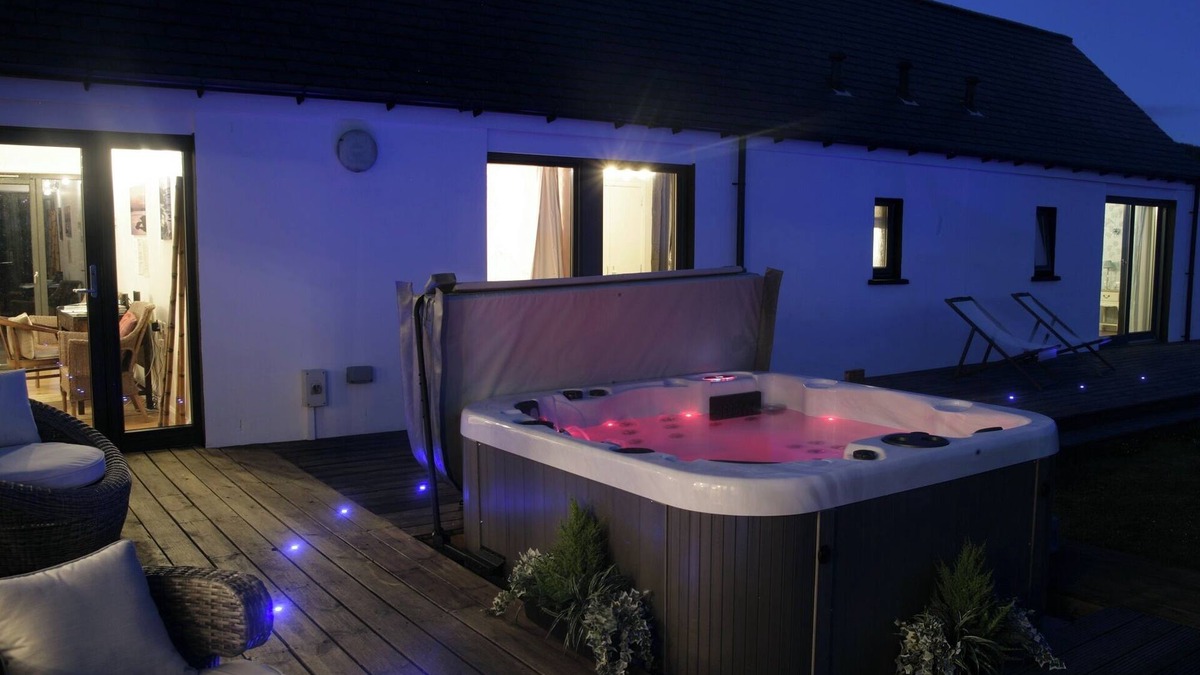 Nerabus House | An Linnean: Cosy serene island escape with sea views/hot tub. Pet-friendly