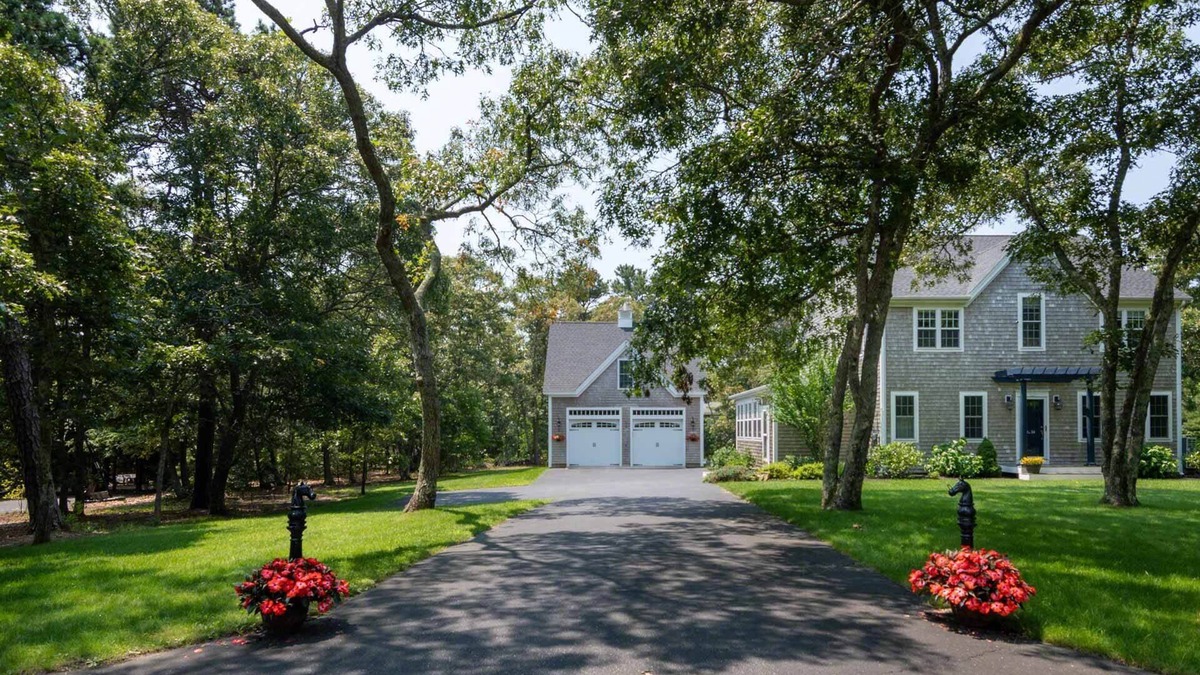 Lagoon Heights House | An Oasis on Martha's Vineyard-A 4 Bedroom 4.5 Bath Home In Historical Oak Bluffs
