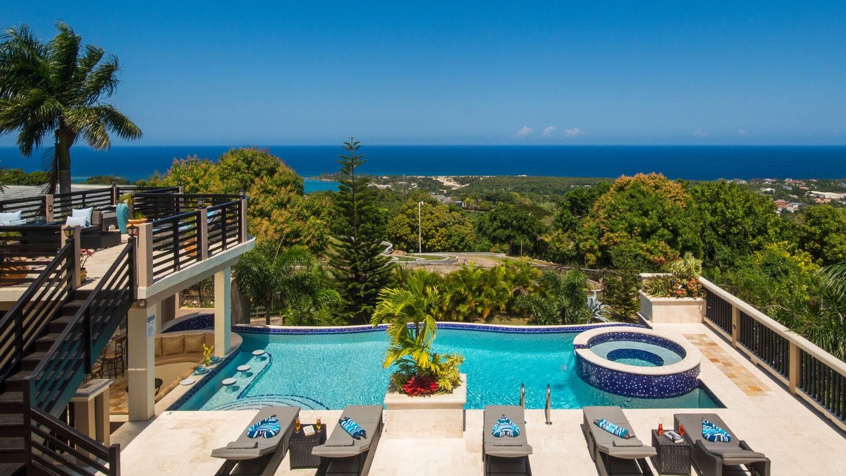 Discovery Bay Villa | An Ultra-Luxurious Resort Style Ocean View Villa. Optional Yacht, Fully Staffed!