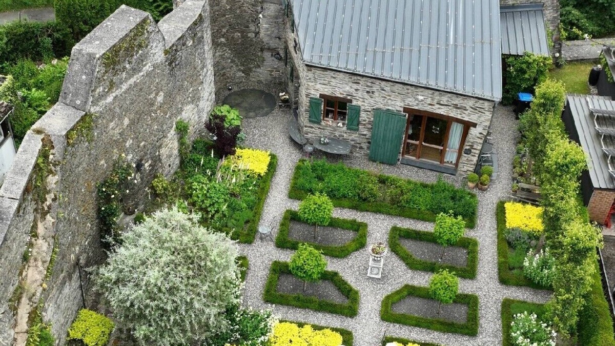 Morbach House | An unmistakable vacation in the shadow of Hunolstein Castle.