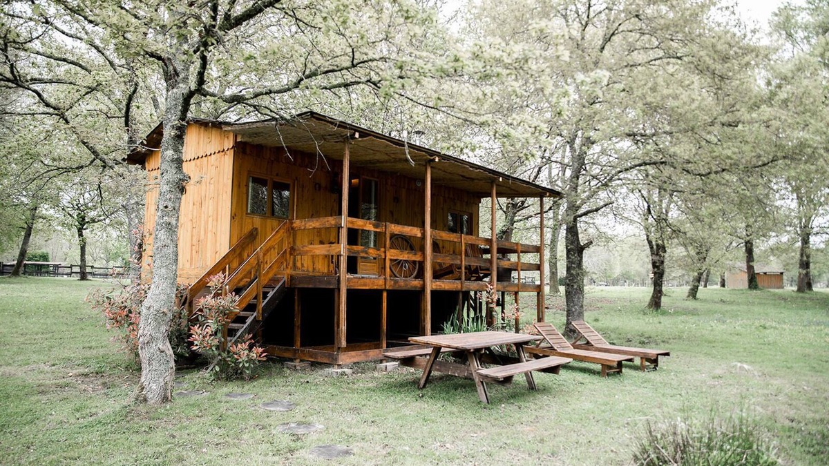 Saint-Paul-en-Born Ski Chalet | An unusual night in a cowboy's cabin on a western ranch