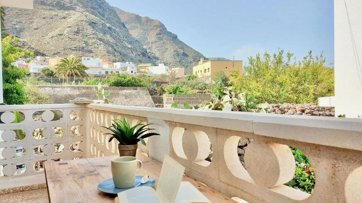 Punta del Hidalgo Apartment | Ana Apartment with Balcony