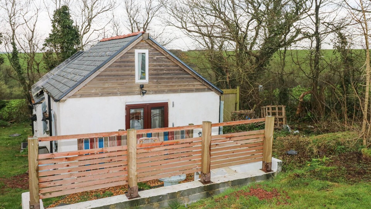 Castlemartin Cottage | ANCHOR LIGHT, pet friendly, with open fire in Pembroke