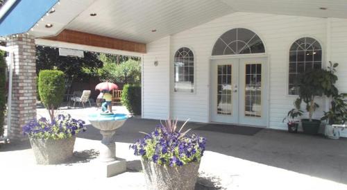 Sicamous Hotel | Anchor Riverfront Motel