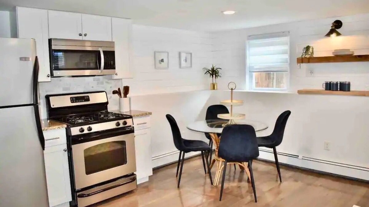 Hull House | Anchors Away Inn 2 Br Apt 1 min walk to the Beach King & Queen