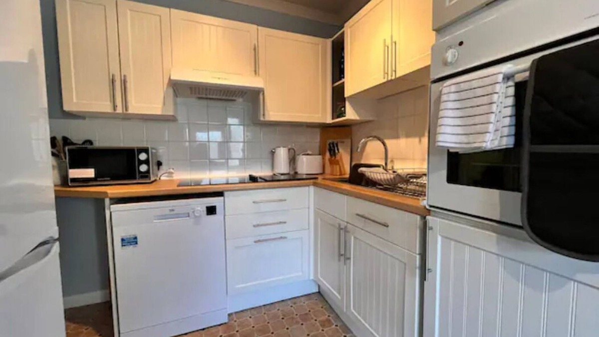Blue Anchor Apartment | Anchors Away, Seaside Apartment with Sea Views, pet friendly.