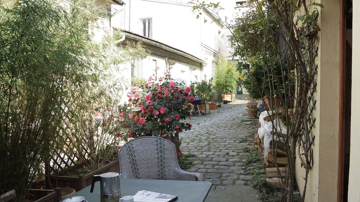 Les Amandiers House | Ancien Atelier Transformé en Maison, Dans une Cour Typique de Ménilmontant !
