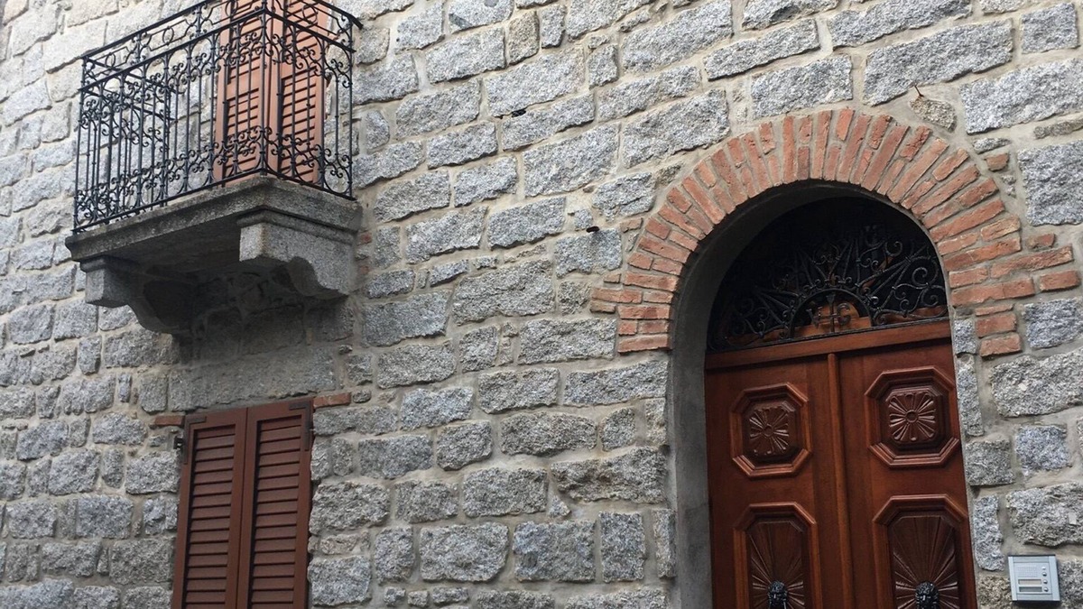Sa Castangia House | Ancient building in the historic center near the lake and the sea.