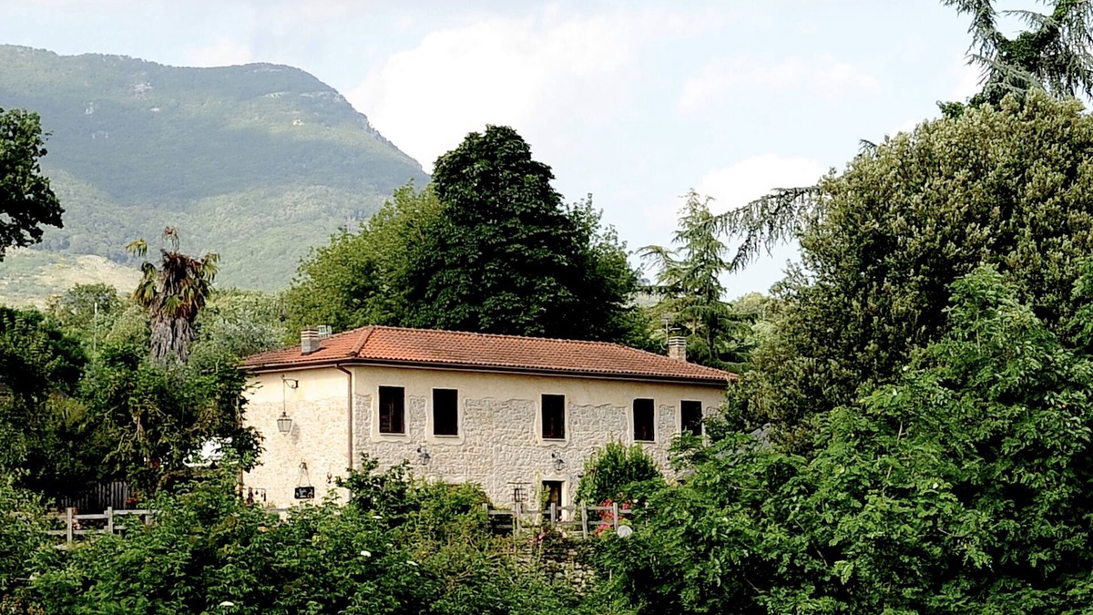 Sezze House | ANCIENT FARMHOUSE SURROUNDED BY GREENERY
