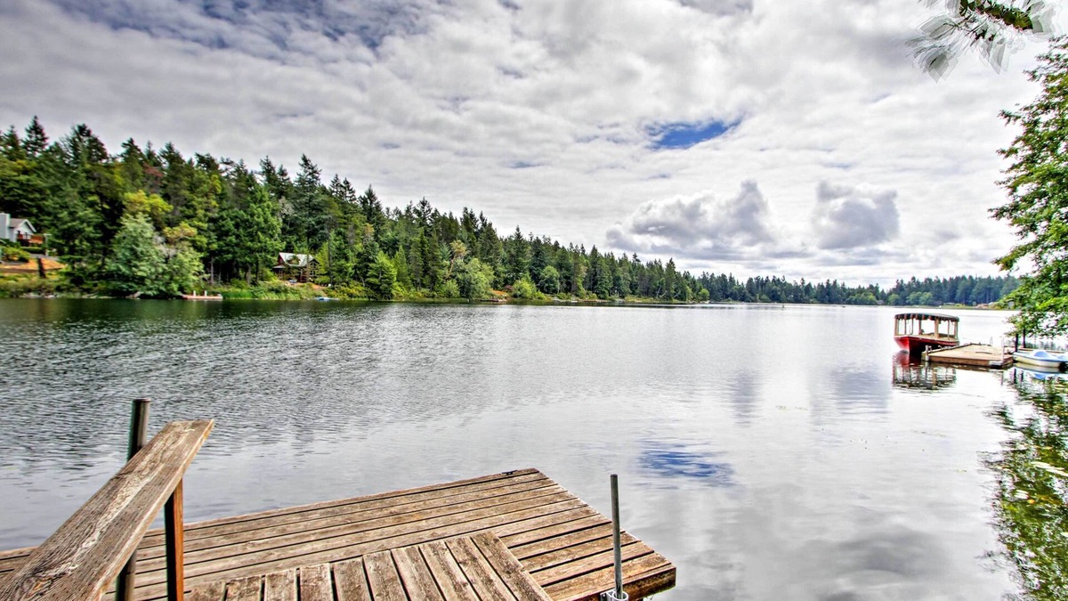 Anderson Island House | Anderson Island Retreat w/Lakefront Deck & Canoe!