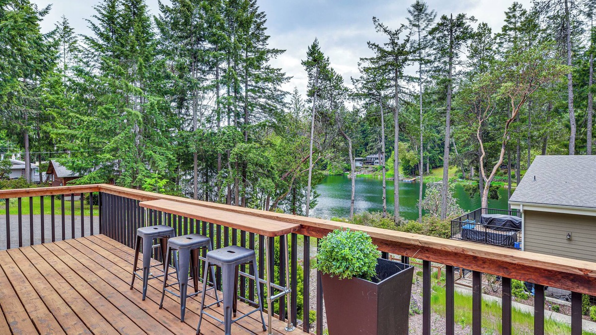 Anderson Island House | Anderson Island Home w/Deck: Steps to Lake!