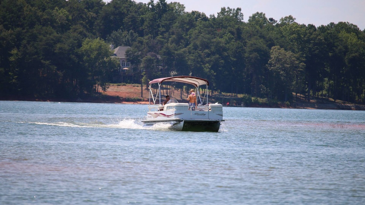 Anderson House | ANDERSON, SC - LAKEFRONT NEAR GREENPOND & GOLF COURSE -FIREPIT/PONTOON RENTAL