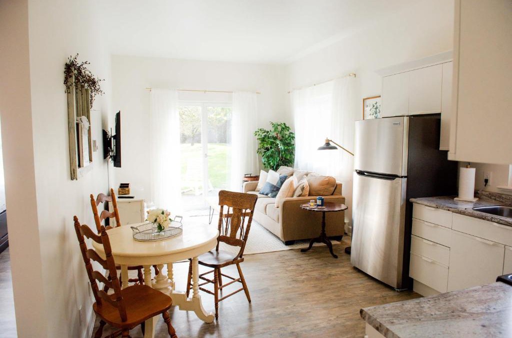 Cobble Hill House | AndersonLane Garden Suite l Beach Access I Kitchen