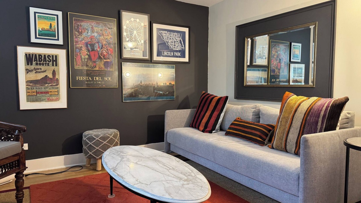 Andersonville Apartment | Andersonville 2BR Garden Apt, Parking + Steps to Transit & Shops