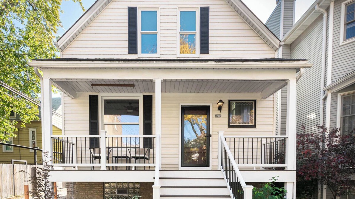 Ravenswood House | Andersonville Charming 3 Bedroom/2 Bath House with Family Room plus Yard & Patio