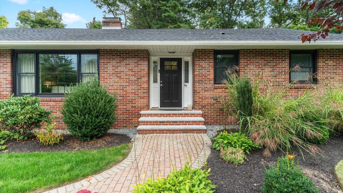 Andover House | Andover in-town, 3-bedroom furnished home, single level living & 2-car garage
