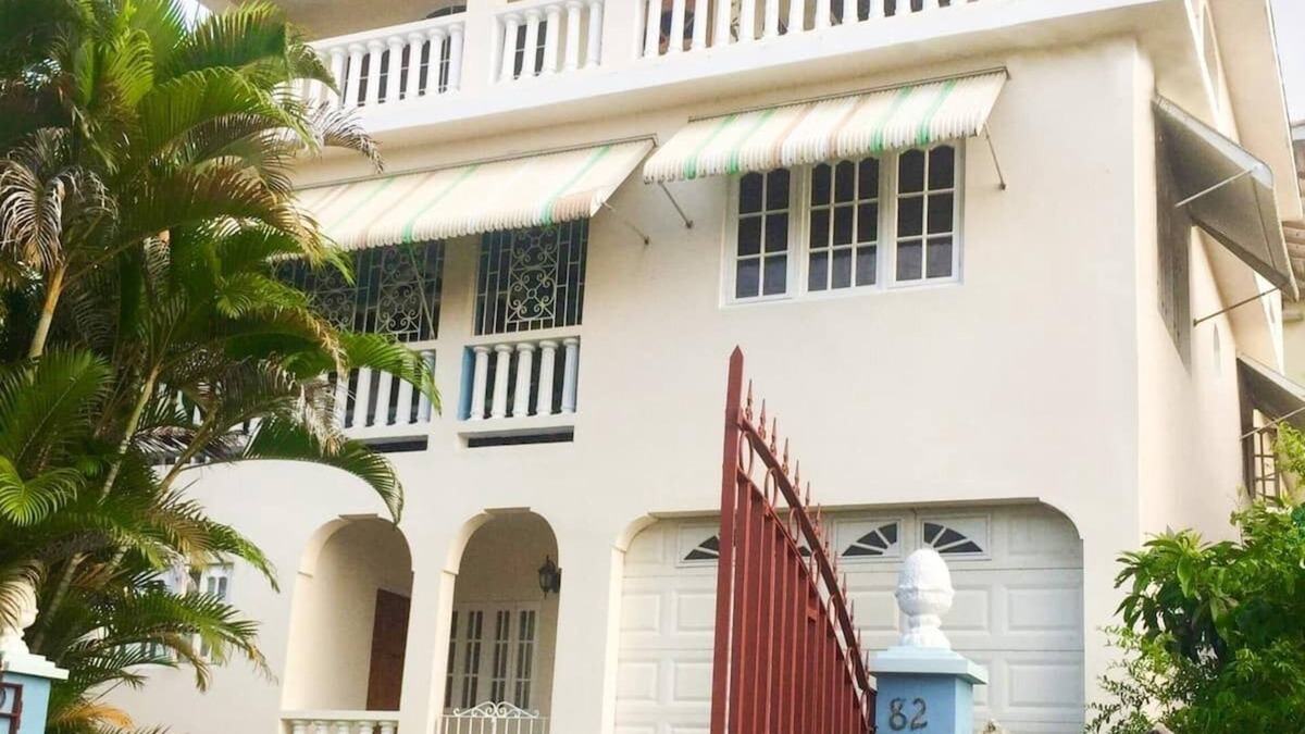 Tryall House | Andrea's Retreat - Spacious w/full kitchen *Walk to 🏖WiFi +AC