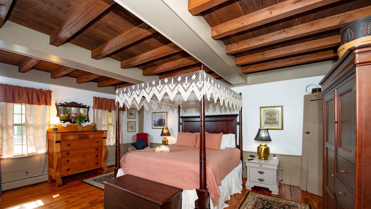 Lisbon House | Andrew Clark House 1700's Get Away!
