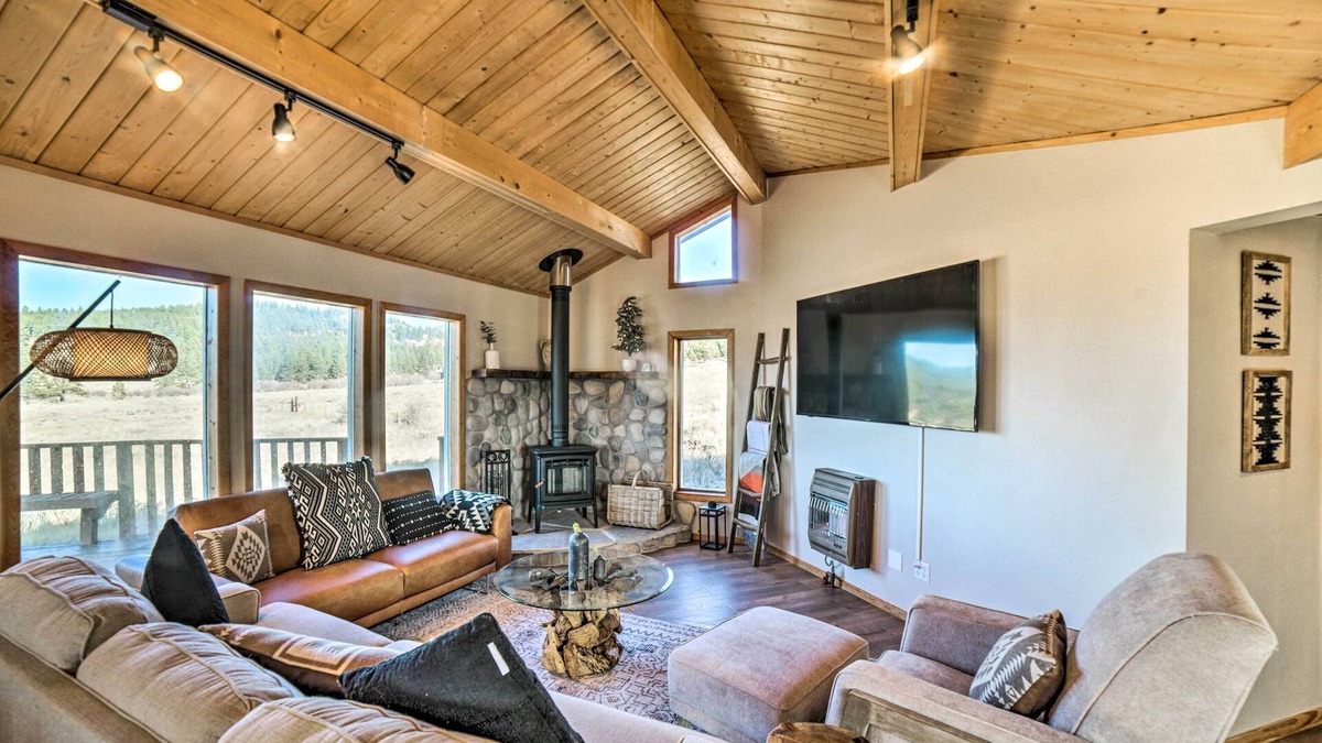 Angel Fire Cottage | Angel Fire Mtn View Cabin w/Hot Tub: 2 Mi to Ski
