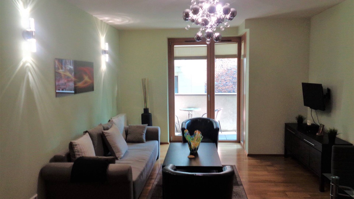 City Centre Apartment | Angel Plaza Apt. near Old Town with Balcony, Elevator, A/C, 24 hr Concierge