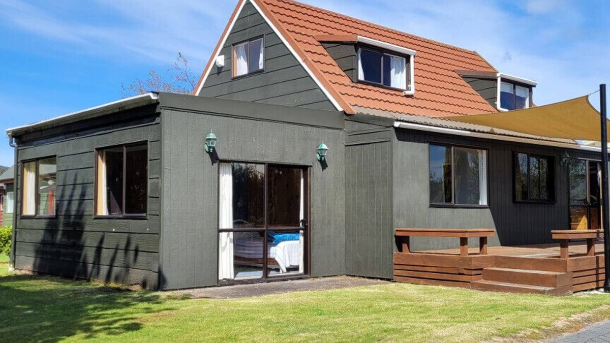 Kinloch House | Angela Place - Large sunny bach in Kinloch