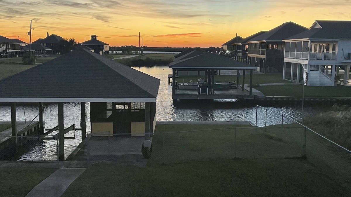 Hackberry House | Angler Sunrise.Luxury House on water