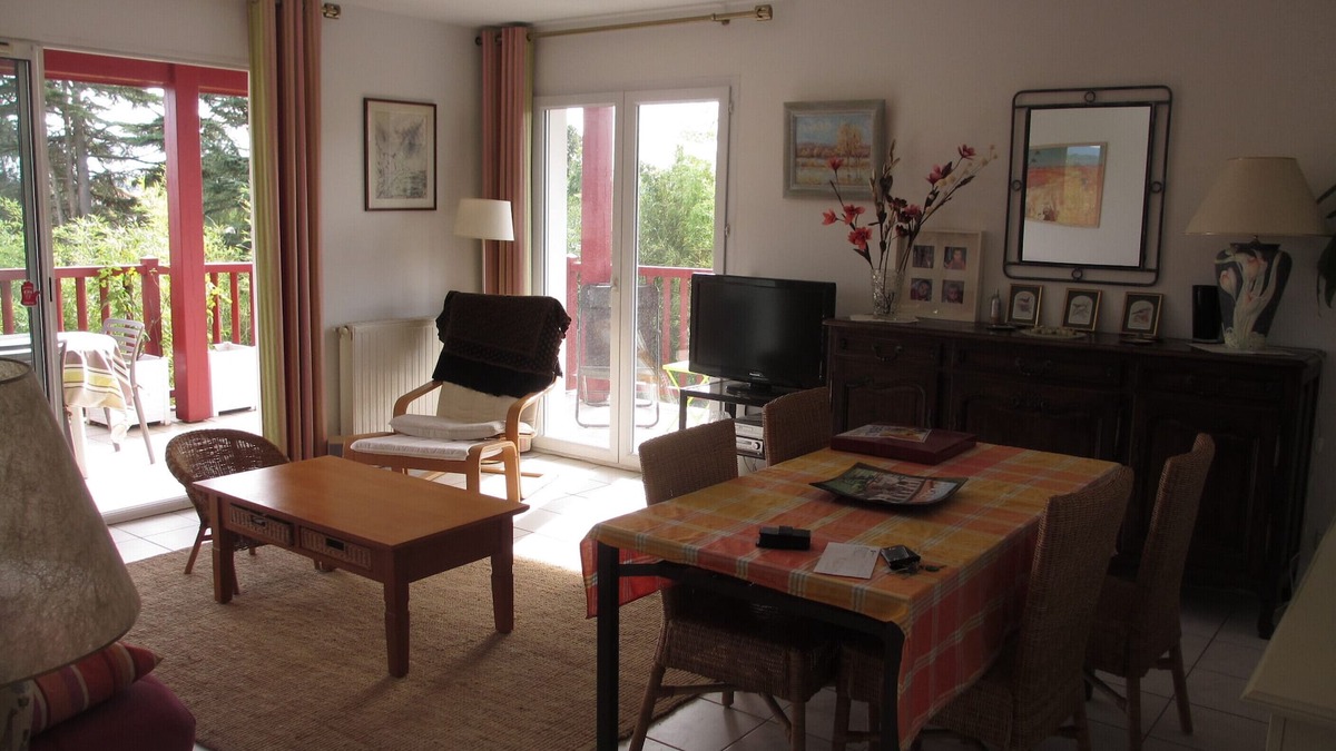 Anglet Apartment | Anglet near beaches, Apt. T3 sleeps 6, large balcony, quiet, view