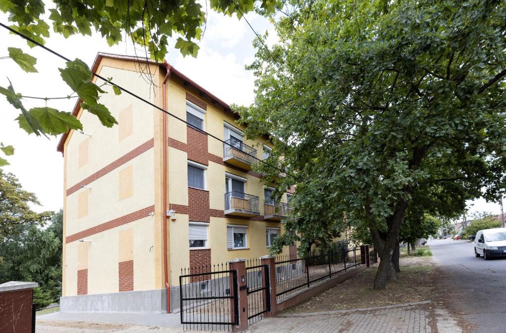Teglas Bed & Breakfast | Angolkert Panzió