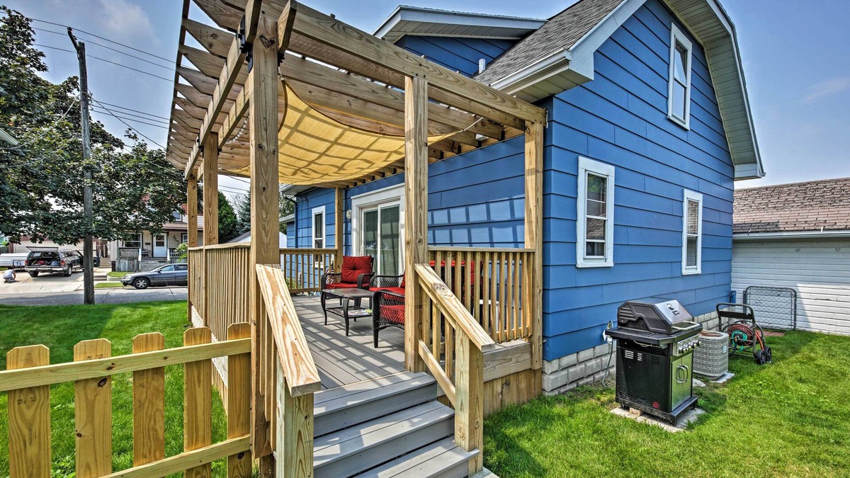 Two Rivers House | 'Ania's Retreat' w/Deck: Walk to Lake Michigan!