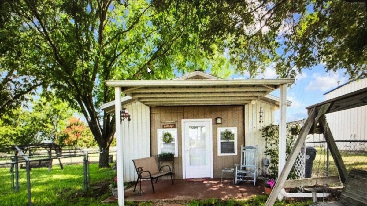 Waco Cottage | Anita's Cottage is only 15 minutes from Baylor, & Magnolia Silos!