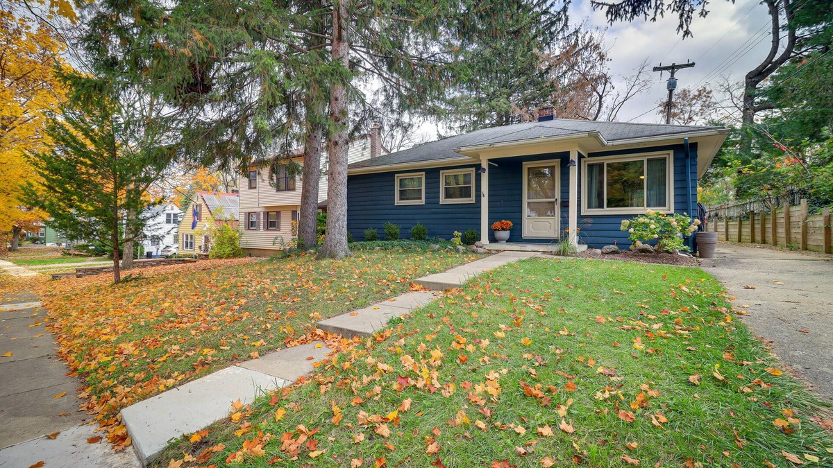 Ann Arbor House | Ann Arbor Home w/Deck, 2 Mi to Michigan Stadium!