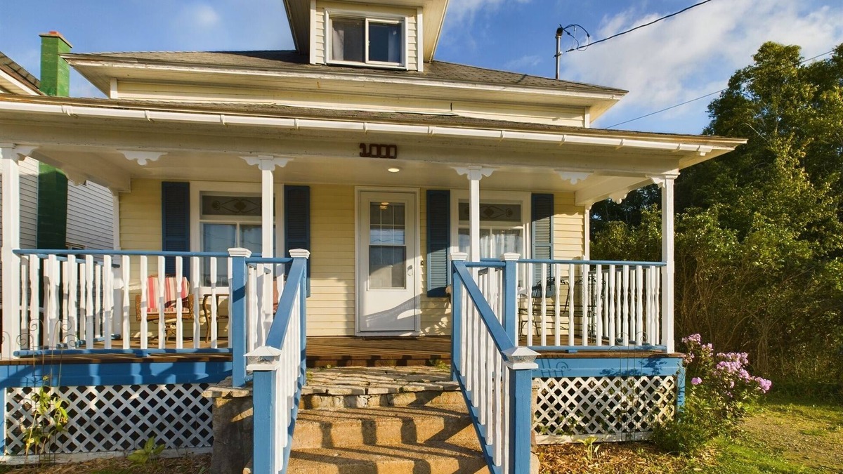 Munising House | Anna's Place-Lake Superior Across the Highway, Downtown