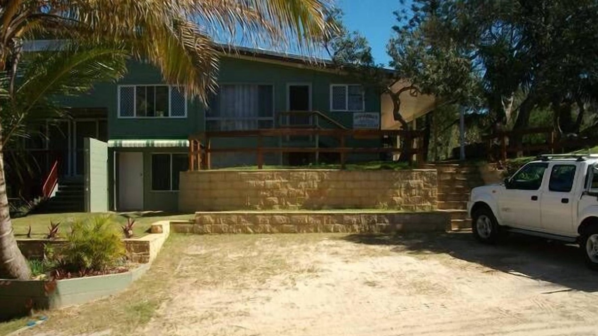 Happy Valley House | Annabell's Banksia Court Fraser Island