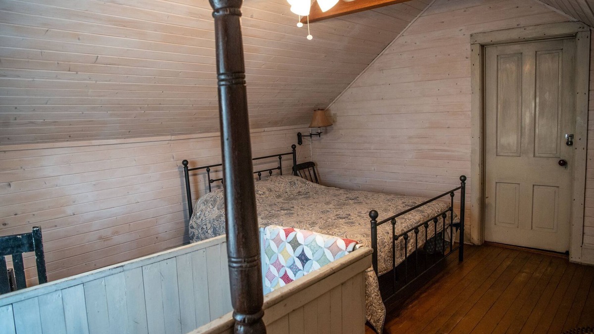 Dickerson Run Bed & Breakfast | AnnaLee room at The Farmhouse Bed & Breakfast at Maple Bottom Farm