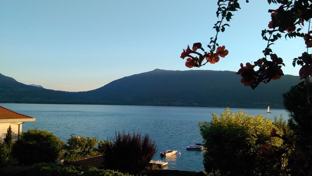 Veyrier-du-Lac Apartment | Annecy lakefront townhouse pontoon access