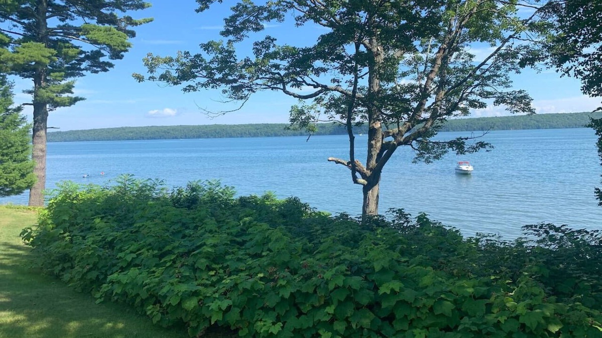 Red Cliff Apartment | Annex No. 1 DePerrys | On Lake Superior Shoreline