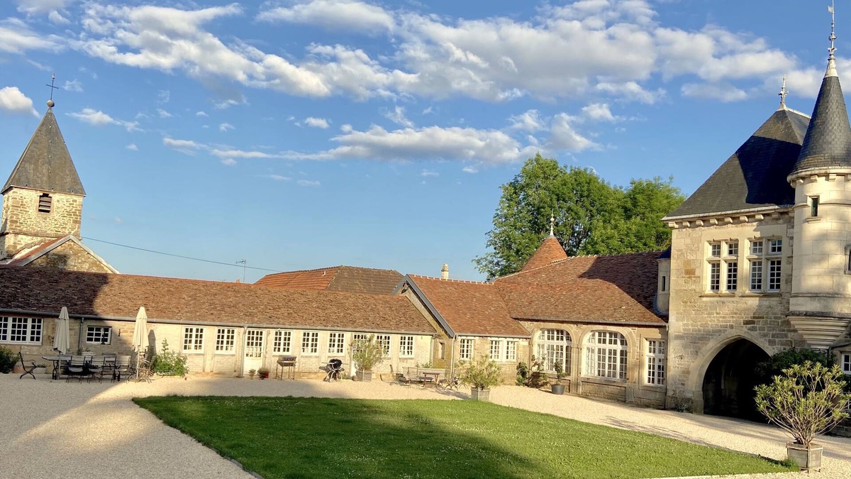 Villegusien-le-Lac House | Annex to a 12th /18th c. castle, recently restored, swimming pool, parc