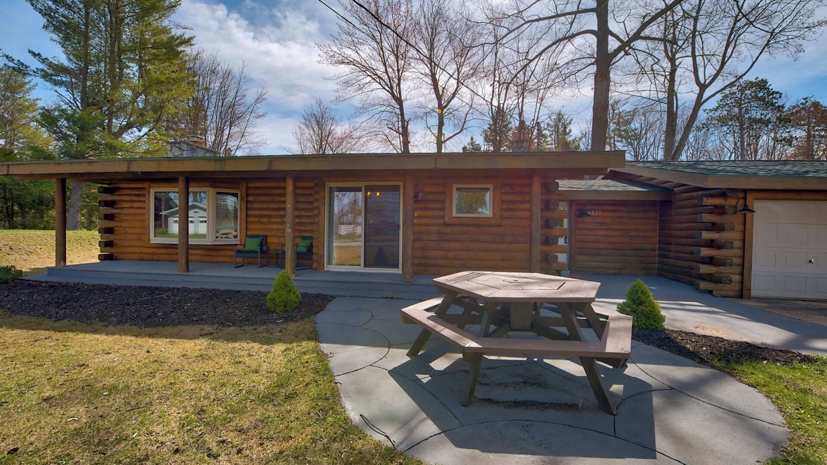 Indian River Cabin | Anni's Cottage, Located seconds away from Mullet Lake with free Wi-Fi