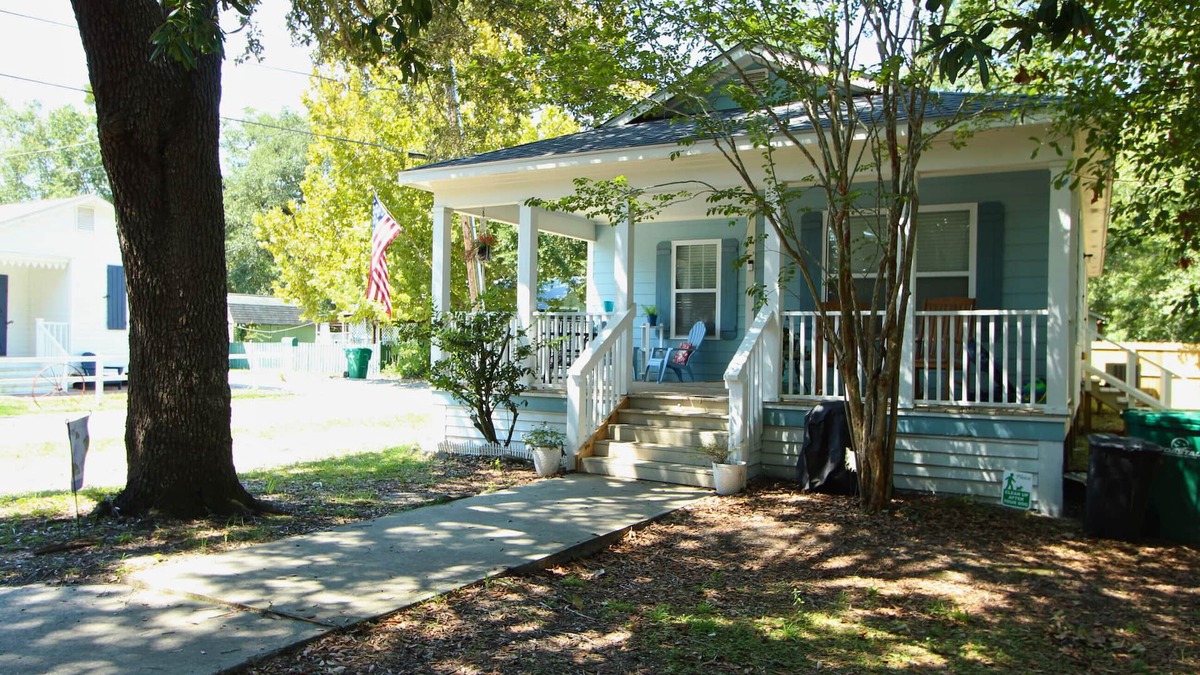 Bay St Louis Cottage | Annie's Cottage- A Peaceful Summer Getaway in Bay St. Louis! Adjustable Queens