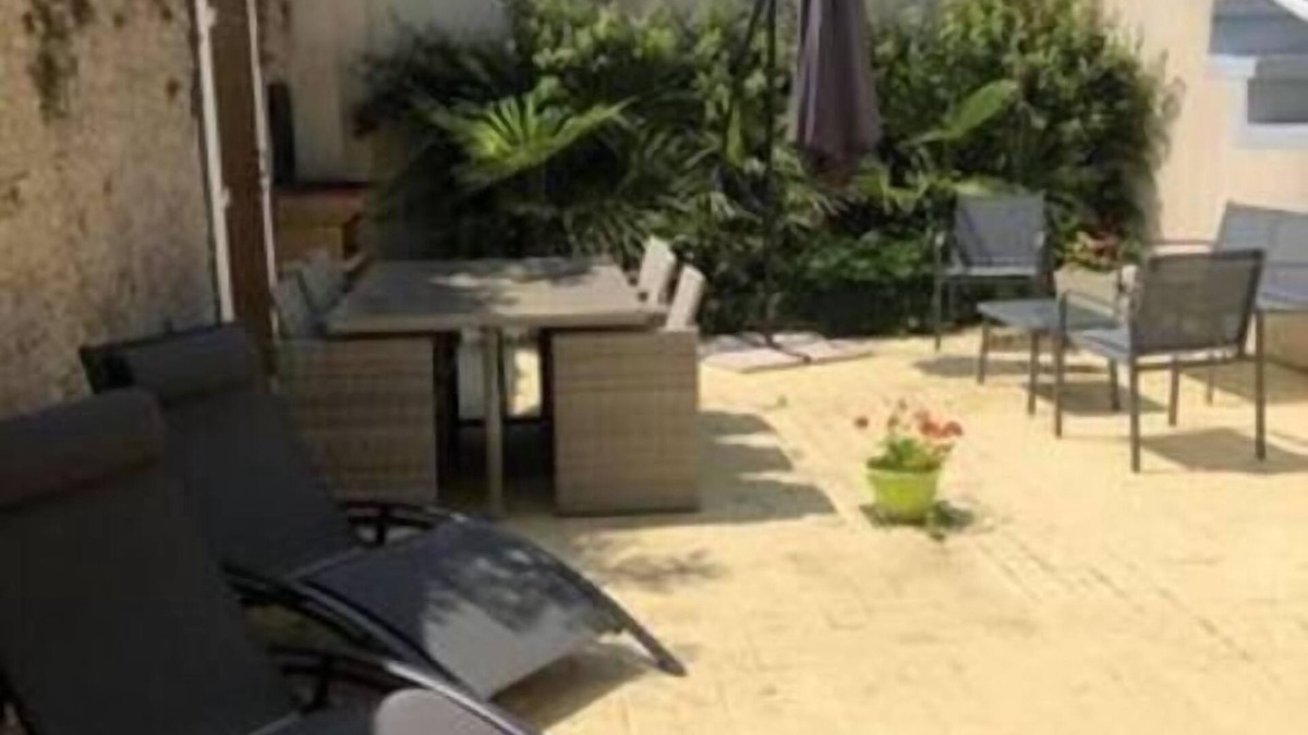 Ver-sur-Mer Apartment | Anselme, Duplex Avec Cour Commune ²proche mer