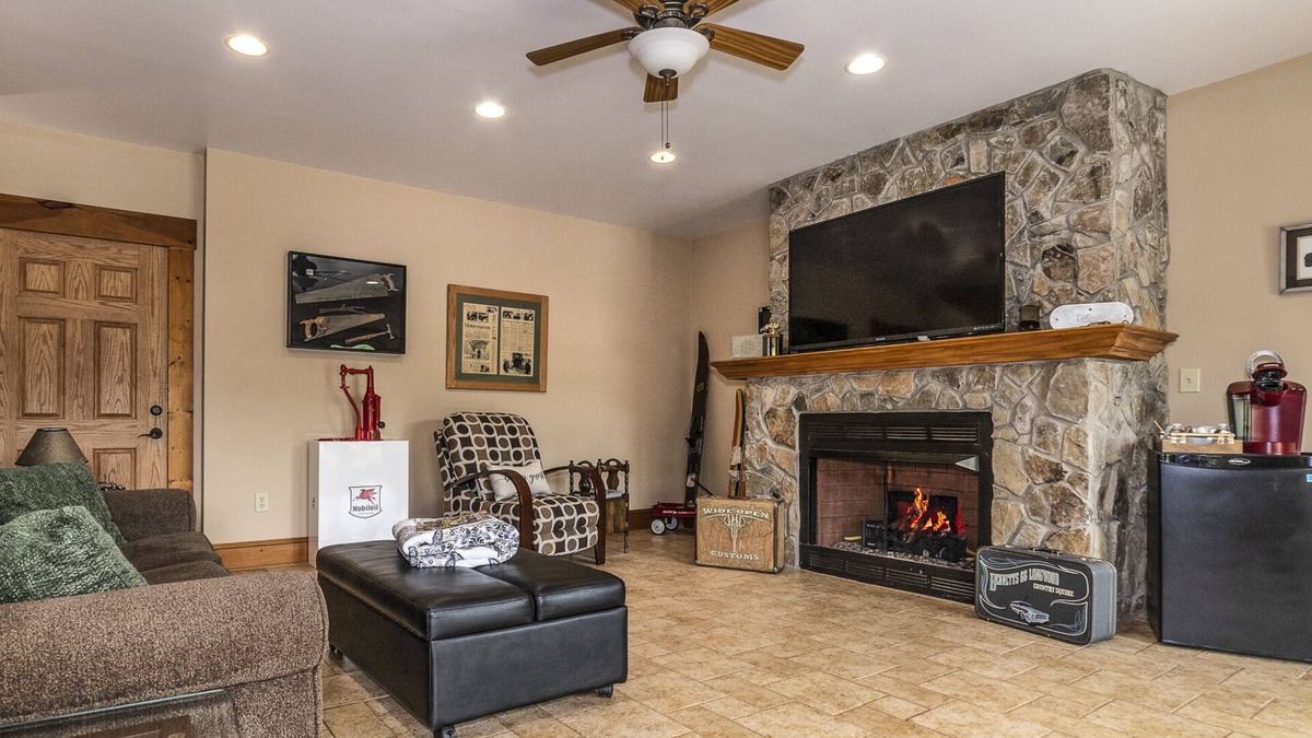 Roanoke Bed & Breakfast | Anstead Suite - Mountain VIew