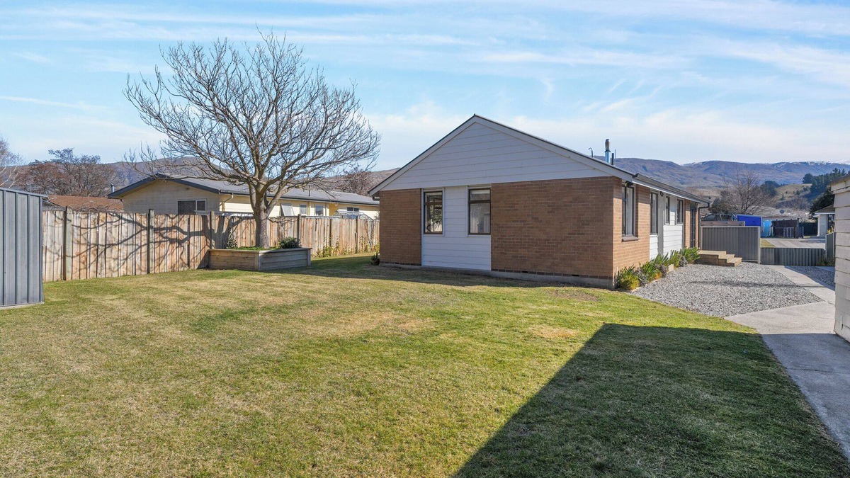 Lowburn House | Antimony Retreat - Cromwell Holiday Home