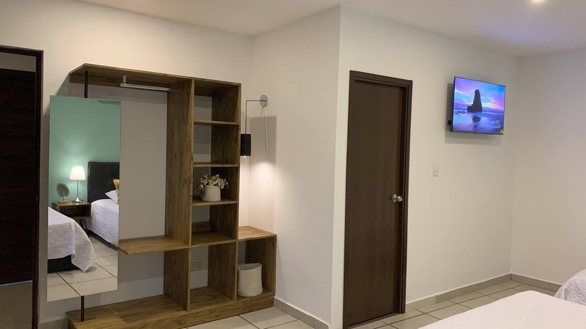 Roldanillo Bed & Breakfast | Antique cama King, Vista a montañas - A/C WiFi TV