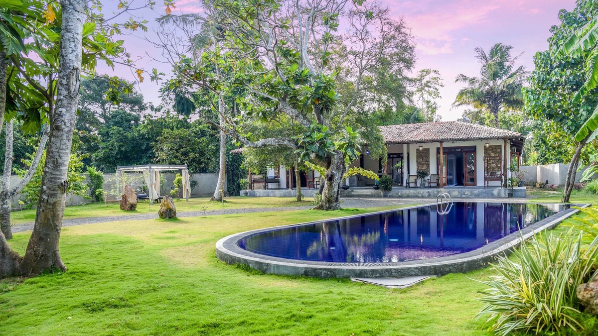 Kathaluwa Villa | Antique Ceylon Standard double at Ahangama
