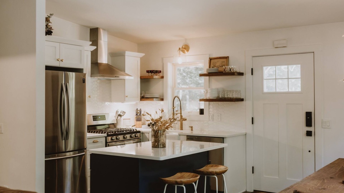 Stratton House | Antique charm 8 minutes from Stratton slopes!