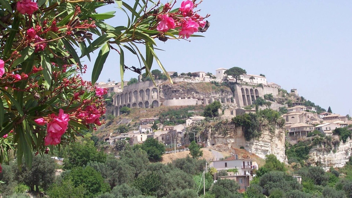 Gerace House | Antique palazzo with an original atmosphere, sea view