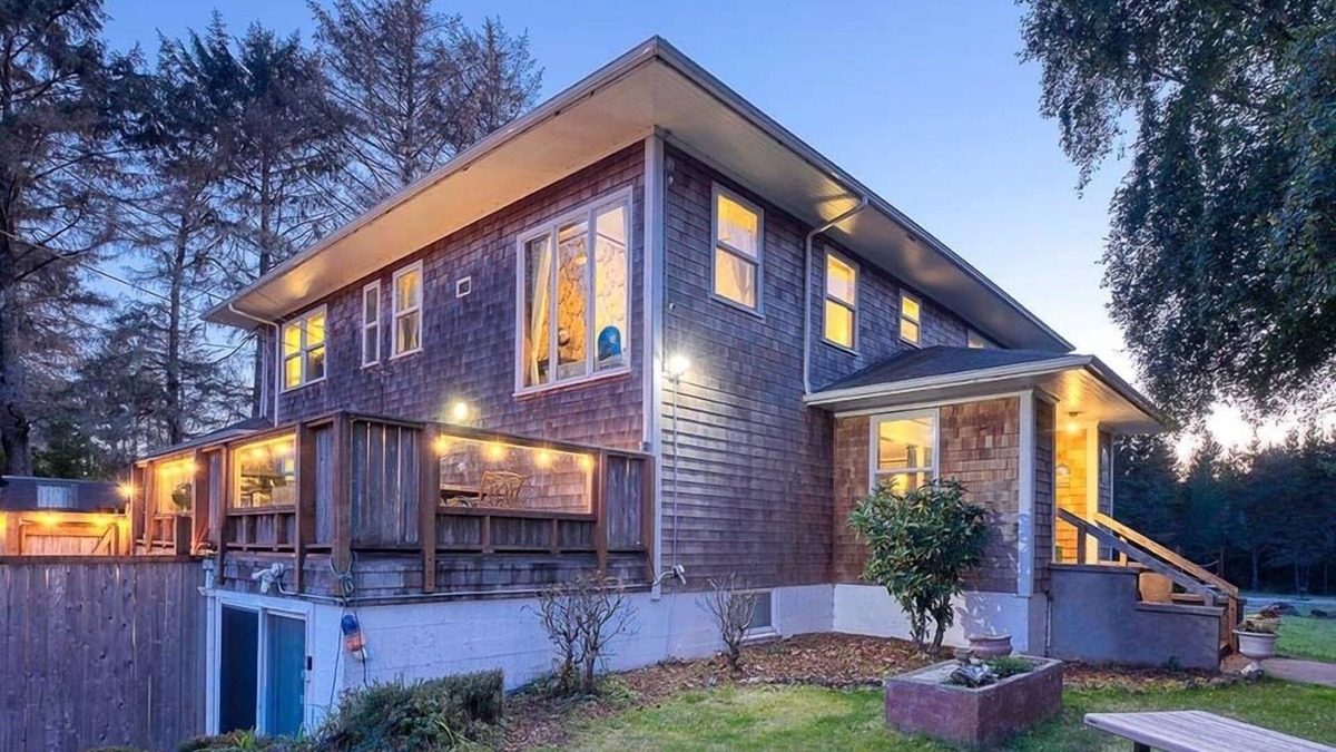 Seaview House | Antique, Pet Friendly, Theater, Hot Tub, Pool Table, Volleyball (Bloom)