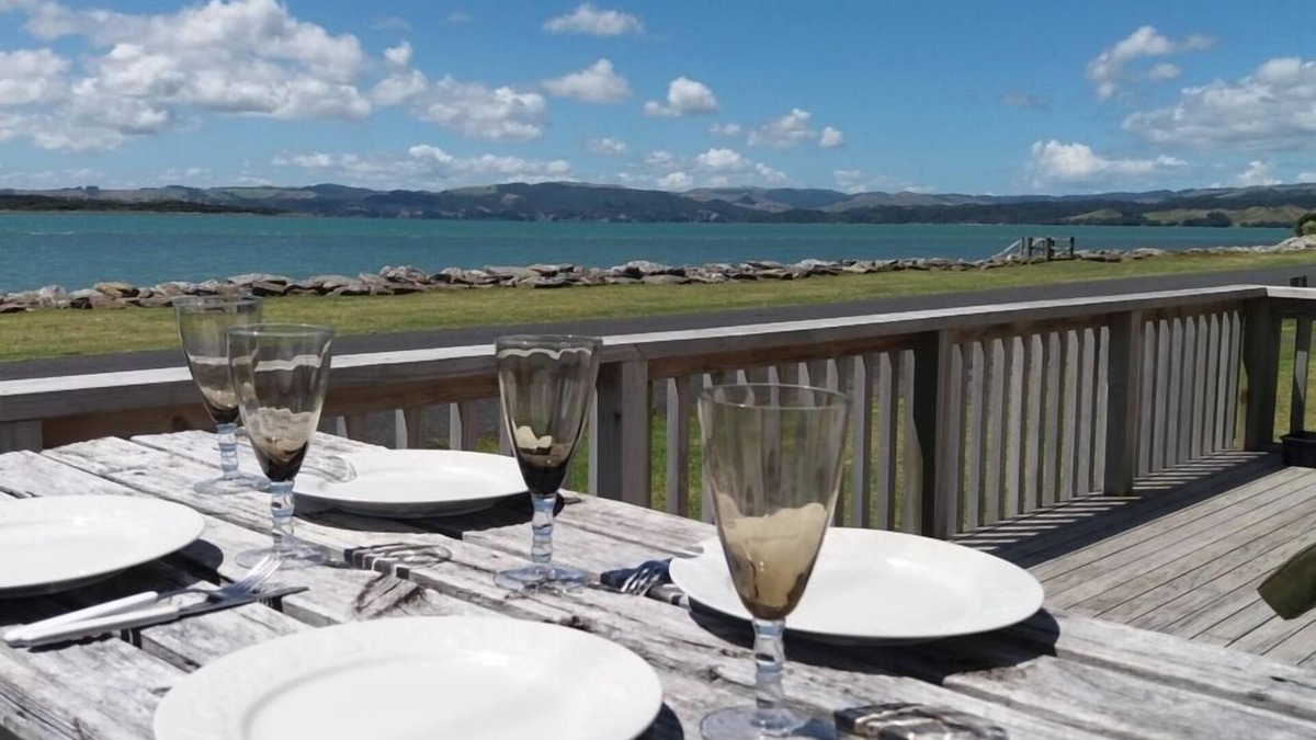 Kawhia House | Aotea Harbour bach, stunning views of the harbour