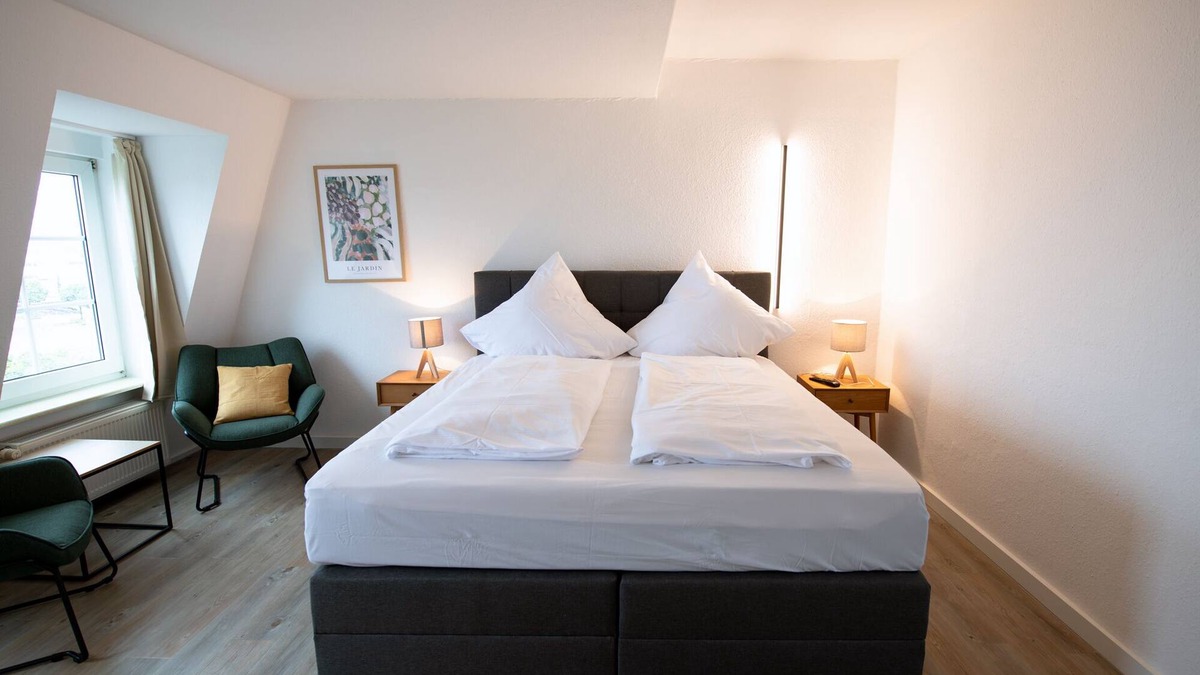 Barth Apartment | AP 6 Zimmer mit Kingsize-bett und Seeblick